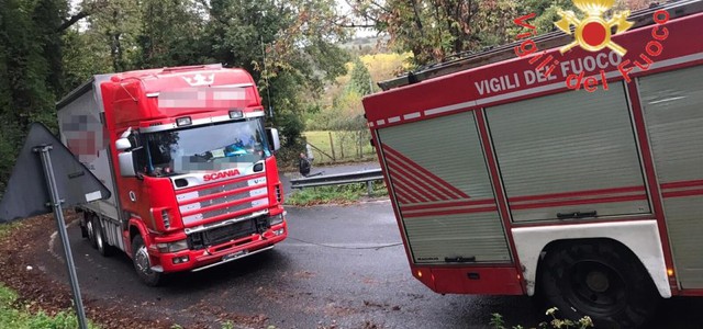 Autotreno carico di bottiglie finisce fuori strada nel Catanzarese