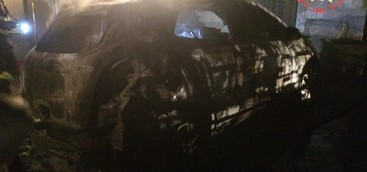 Catanzaro- Rogo a Tiriolo nella notte, auto in fiamme in cortile privato (FOTO)