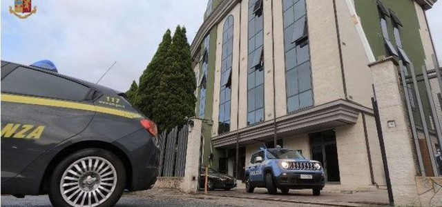 Truffe - Un milione e 200 mila euro sequestrati alla sedicente "Cristina Kramer"