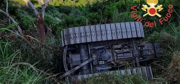Trattore si ribalta e scivola in scarpata nel Catanzarese, ferito conducente