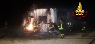 Incendio capannone, nessuna ipotesi eaclusa