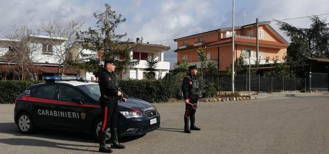 Spara colpi di pistola dopo lite con vicino di casa ferendolo, arrestato