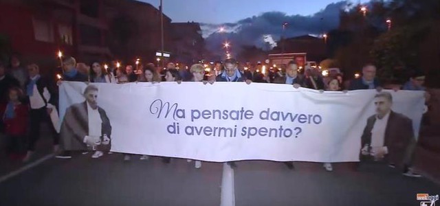 Fiaccolata per ricordare l'avvocato Francesco Pagliuso, ucciso nove mesi fa (VIDEO)