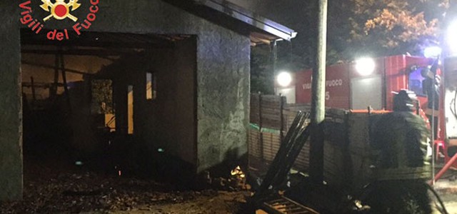 Capannone in fiamme nel Catanzarese