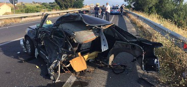 Tragico incidente sulla s.s. 106, morto un uomo: gravissima una donna, interviene elisoccorso