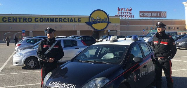 Due bottiglie di Champagne francese rubate in Ipercoop e furto in abitazione, due arresti