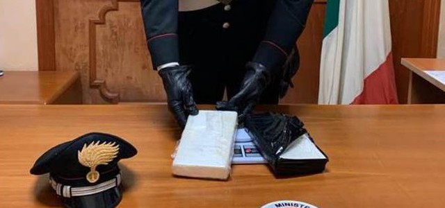 In auto con oltre 2 kg di cocaina, arrestato