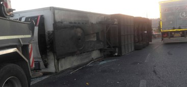 Si ribalta con il tir a Catanzaro: incidente su strada Germaneto (VIDEO)