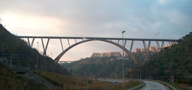 Flash - Catanzaro, giovane salvato dai Carabinieri mentre stava per gettarsi dal ponte Morandi