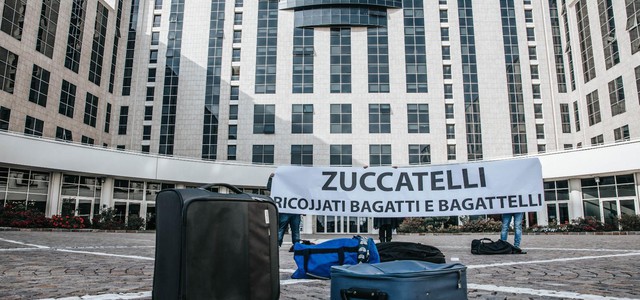 FOTONOTIZIA: STRISCIONE CONTRO ZUCCATELLI AL PALAZZO REGIONALE