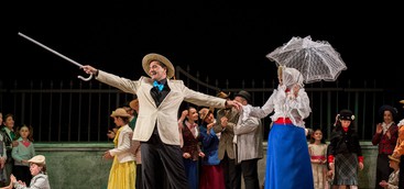 “Mary Poppins” è tornata e porta il sold out al Teatro Comunale. La favola che conquista grandi e piccini piace, e chiude con successo la stagione del Teatro Incanto