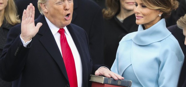 Trump ha giurato: 'Il potere torna agli americani'. Scontri a Washington