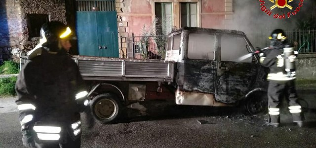 Autofurgone in fiamme nel Vibonese