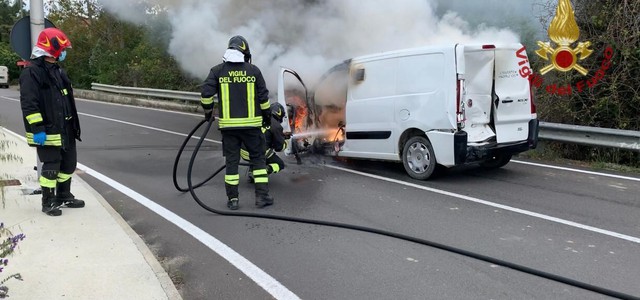 Furgone in fiamme sulla strada statale 106