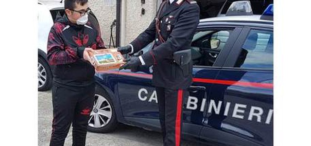 Carabinieri consegnano tablet a studenti