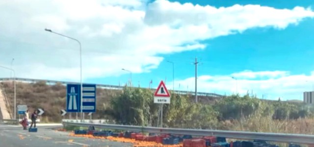 FOTONOTIZIA - Tir perde il suo carico, carreggiata invasa dalle arance