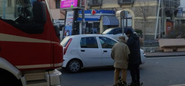 Fotonotizia: Cartello luminoso distaccato dal forte vento a Catanzaro Lido