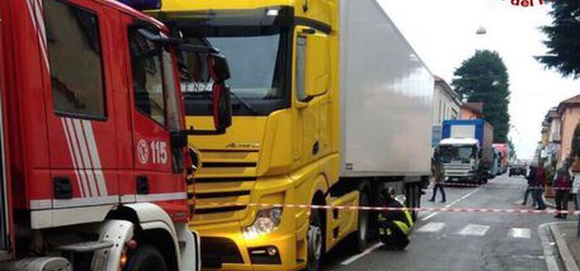 Camion investe pedoni, 1 morto 1 ferito