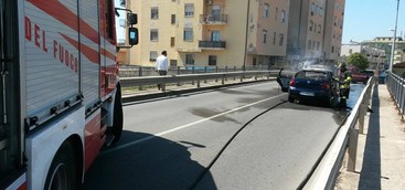 Auto in fiamme a Lido, traffico in tilt