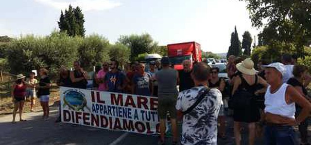 Bloccata statale 18, protesta mare sporco