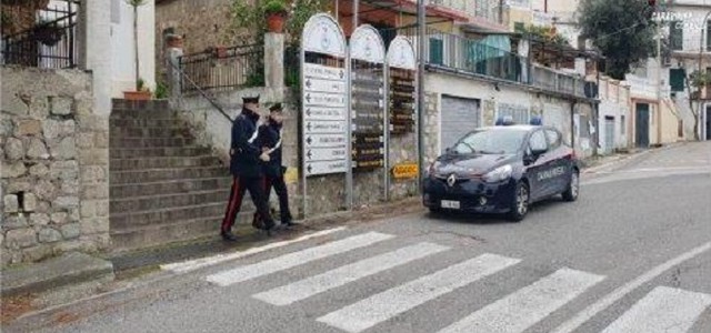 Figlia perseguita l'anziana madre per ottenere la casa, arrestata