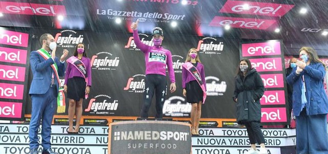 Il Giro d'Italia onora il presidente Santelli con un minuto di silenzio