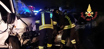 Catanzaro, violento scontro frontale in Viale Emilia: due feriti (FOTO)