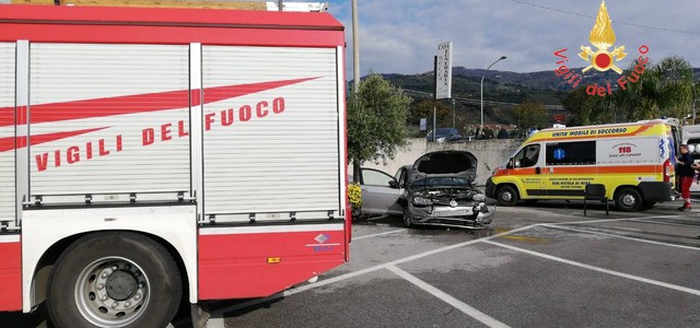 Scontro tra auto, ferita una donna