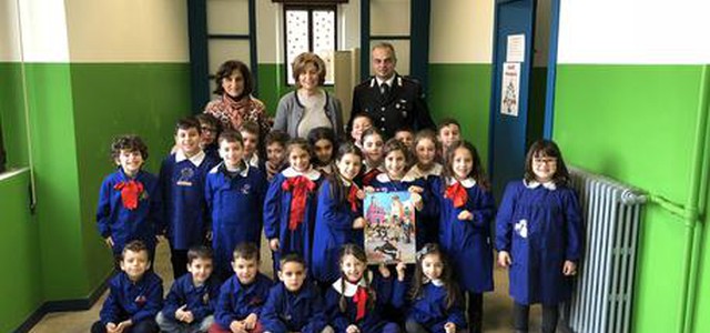 Carabinieri donano calendari a bambini