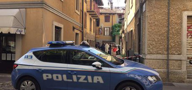 Soldi per restituire cellulare, arrestati