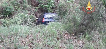 Auto contro muretto stradale finisce in scarpata, incidente nel Catanzarese