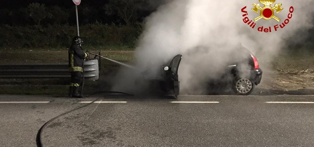 Auto in fiamme sulla Provinciale 89, intervengono i Vigili del fuoco