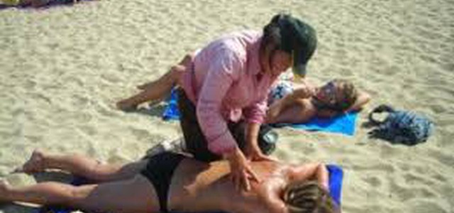 Massaggi in spiaggia, due daspo urbani
