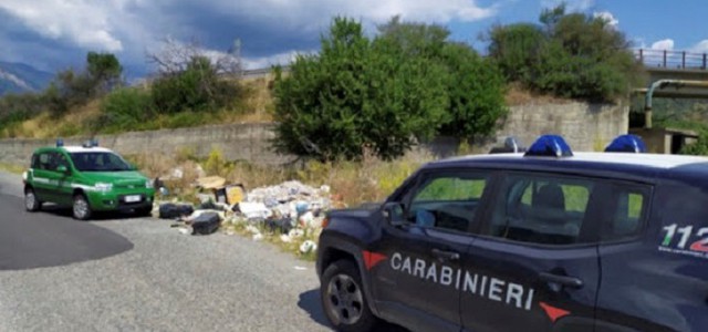 Scoperta distesa di rifiuti accanto a fiumara, quattro persone sanzionate