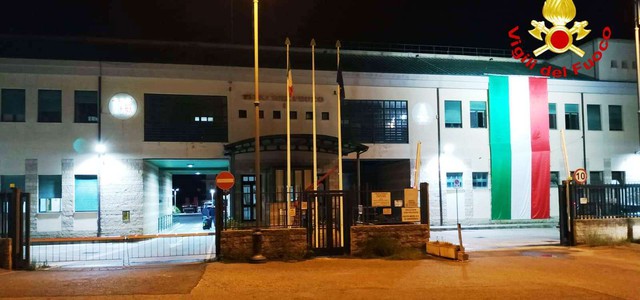 Festa della Repubblica, Vigili del Fuoco di Vibo espongono Tricolore su facciata del Comando Provinciale (FOTO)