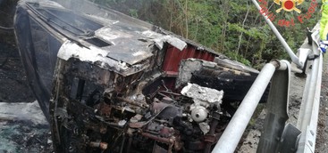 Camion fuori strada nel Catanzarese, in fiamme dopo aver distrutto il guardrail