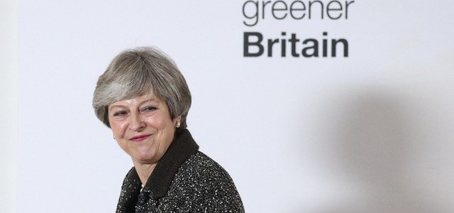 Theresa May promette di eliminare i rifiuti plastica, ma nel 2042