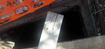 Pozzetto pericoloso e mal segnalato da mesi a centro strada in via Janò Rombolotto