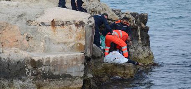 Anziano spinto da scogli e morto, forse una bravata
