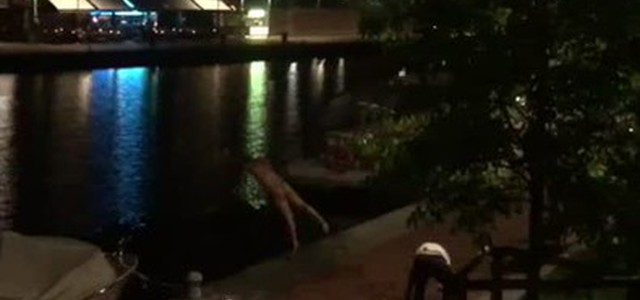 Movida scatenata, si tuffa nudo in Darsena