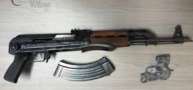 Carabinieri sequestrano kalashnikov nel vibonese