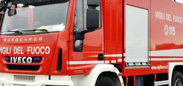 Incendio in palazzo a Cosenza, salvata anziana