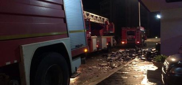 Fiamme in palazzo Firenze, fuga su tetti