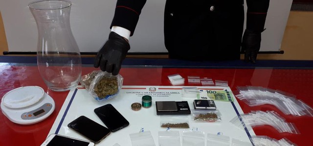 Spaccio di droga a minori, arrestato 19enne