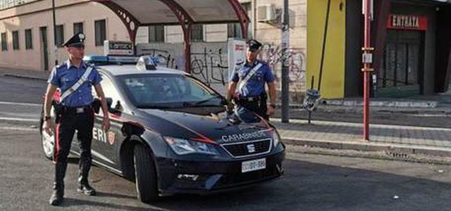 Tenta di rapinare un connazionale e lo colpisce con delle forbici