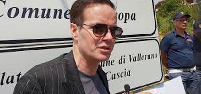 Klaus Davi promette una tassa per i politici in visita a San Luca senza proposte concrete.