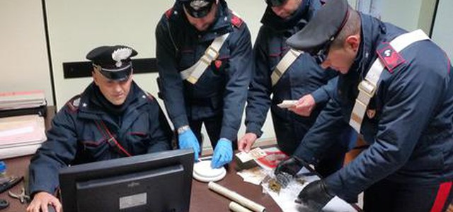 In casa hascisc e marijuana, arrestato