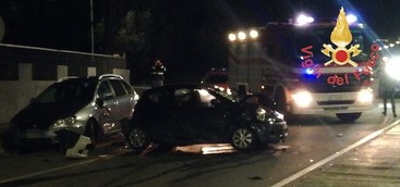 Catanzaro, scontro tra due auto nel quartiere Santa Maria: tre feriti (FOTO)