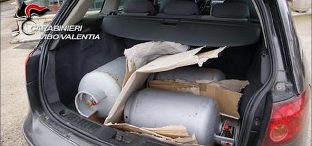 Piazza autobomba davanti negozio figlio, arrestato