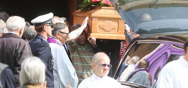 Barista ucciso: chiesa piena per funerali, malore della moglie